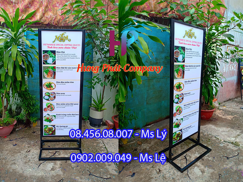 standee chân sắt đen